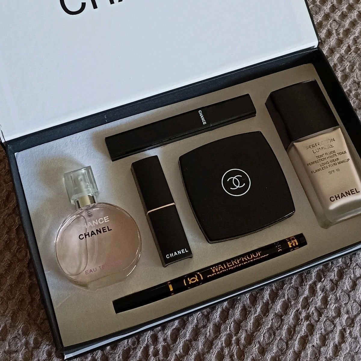 CHANEL  大きめ化粧箱セット Chanel box with accessories - Java Boutique جافا بوتيك