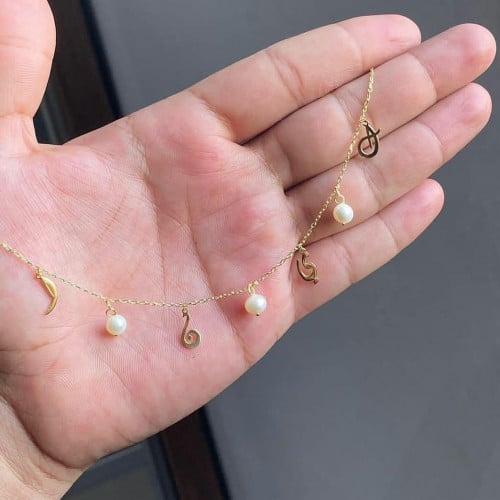 عقد بريق الأحرف مع اللؤلؤ الأبيض