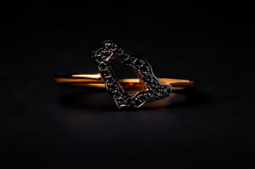 خاتم خريطة المملكة ذهب عيار 18 مرصع بلألماس الأسود