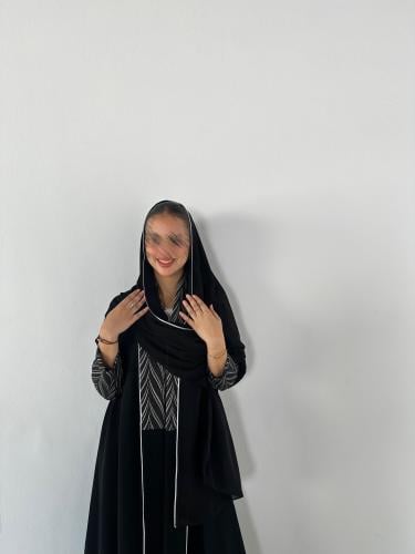 VR42 FLARED BLACK ABAYA WITH SILVER BLACK FUISON