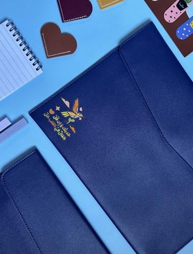 حقيبة جلد بعبارة " حديثك وإن قل جمال في القلب حل "