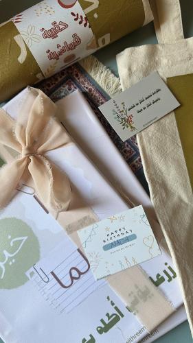 حقيبة ولوحة