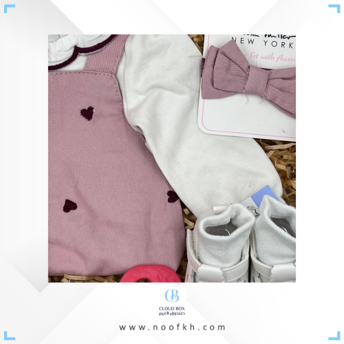 طقم بينك بقلوب حمراء