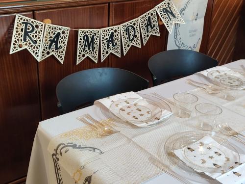 مجموعة رمضان - مفرش طاولة - زينة جدارية - طقم ادوات المائدة لاربعه اشخاص