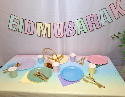 مجموعة العيد (سفرة العيد - زينة العيد -اكواب عدد5 - صحون عدد5- مناديل - ادوات مائدة - عبارة عيد مبارك )