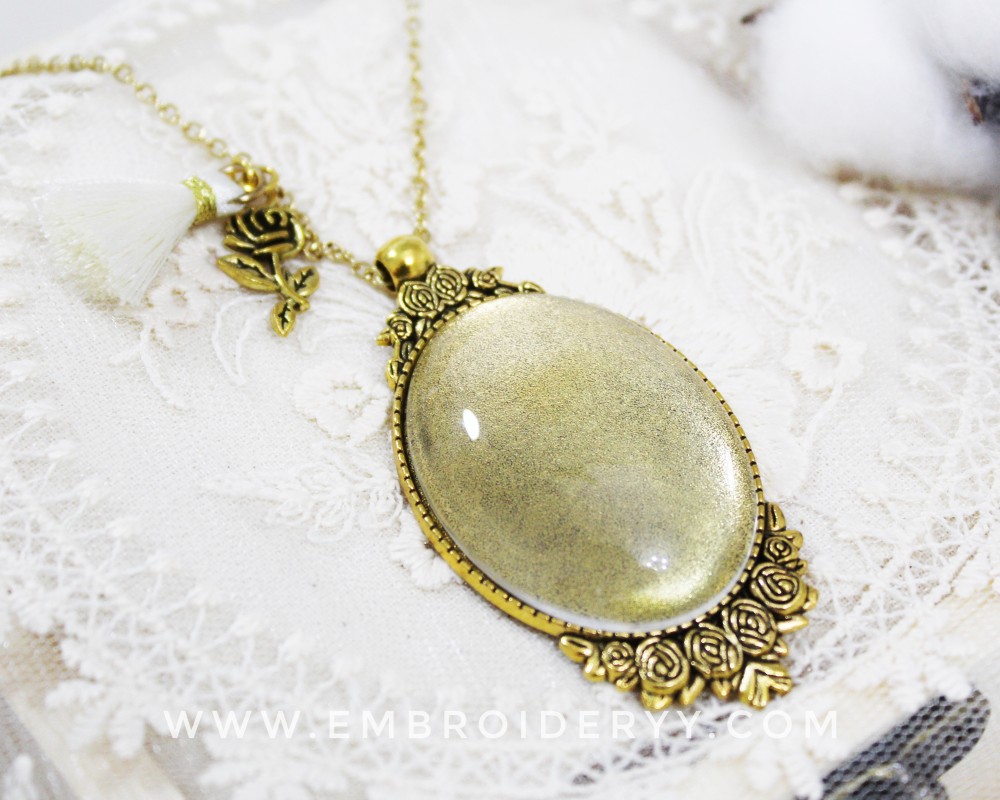 قلادة ذهبية بيضاوية