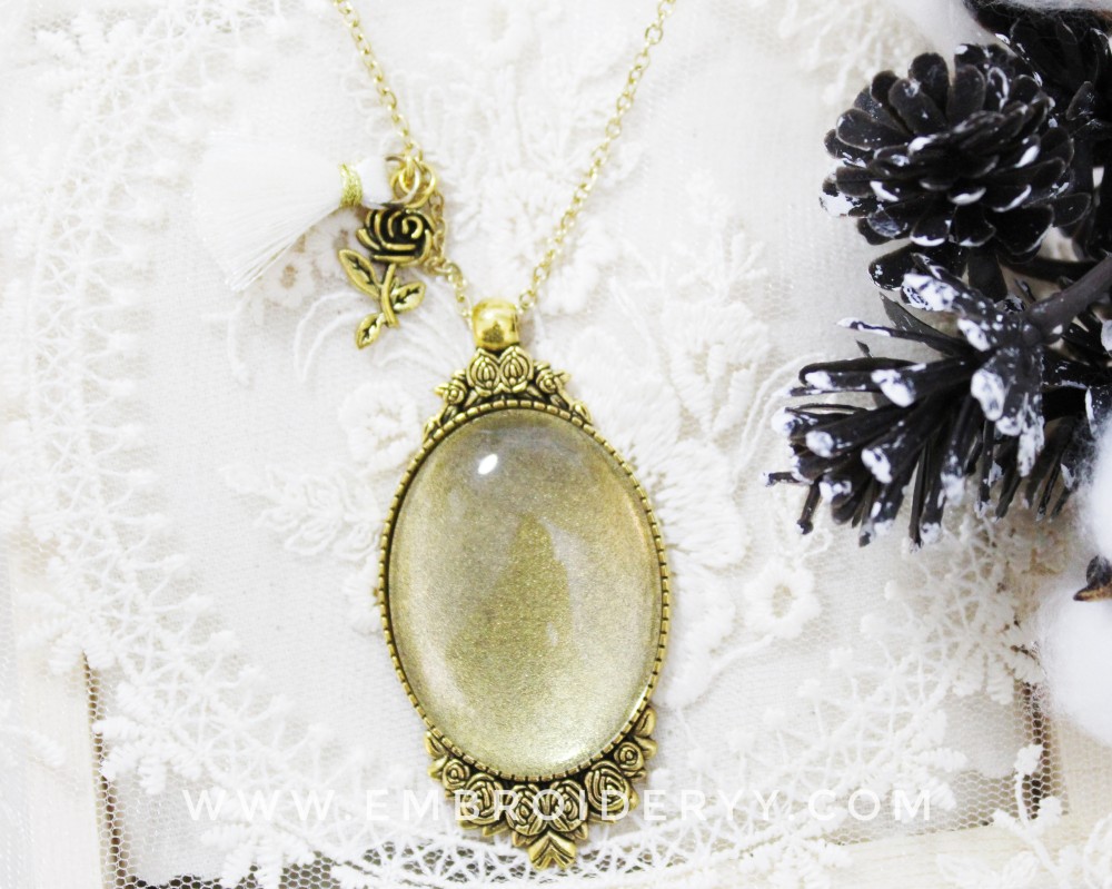 قلادة ذهبية بيضاوية