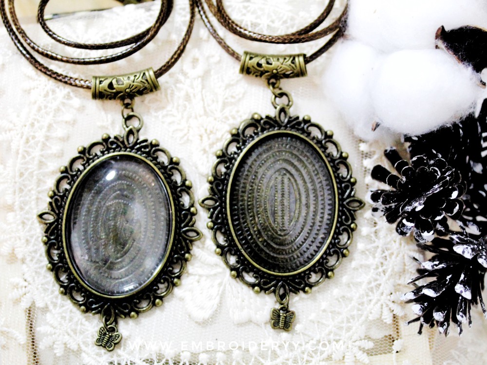 قلائد مع سلسال جلد