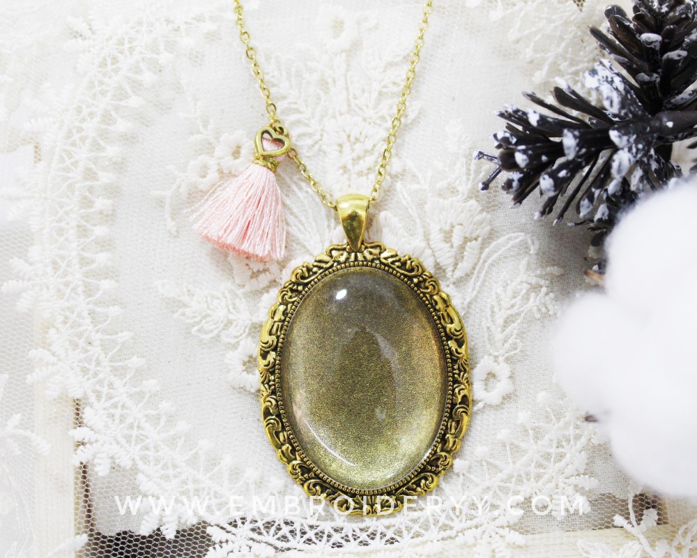 قلادة ذهبية بيضاوية