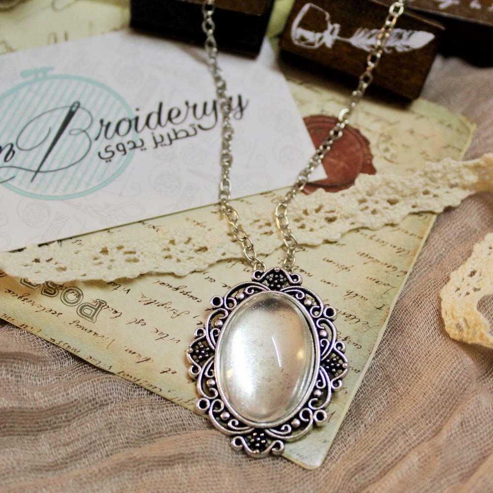 قلادة فضية بيضاوية