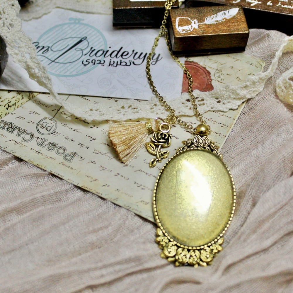 قلادة ذهبية بيضاوية