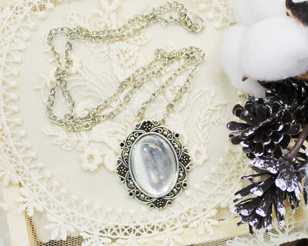 قلادة فضية بيضاوية