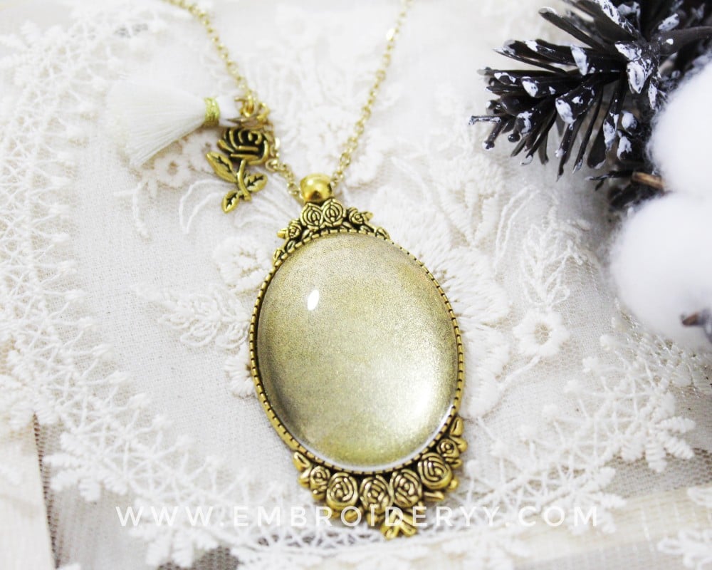 قلادة ذهبية بيضاوية