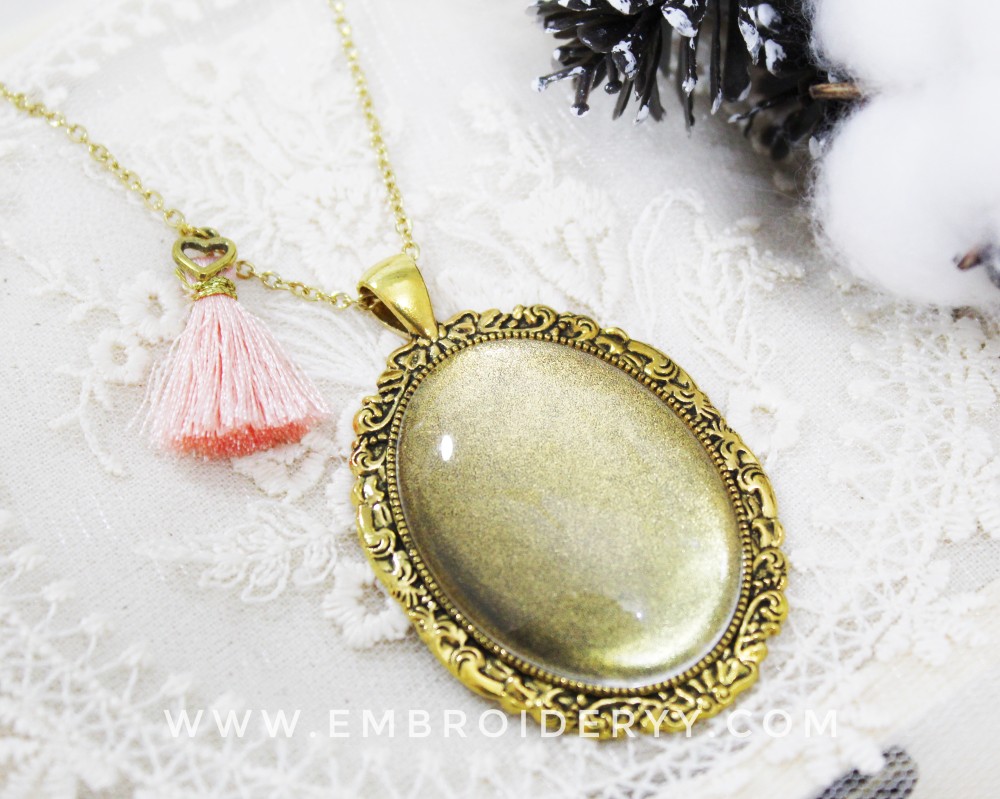 قلادة ذهبية بيضاوية