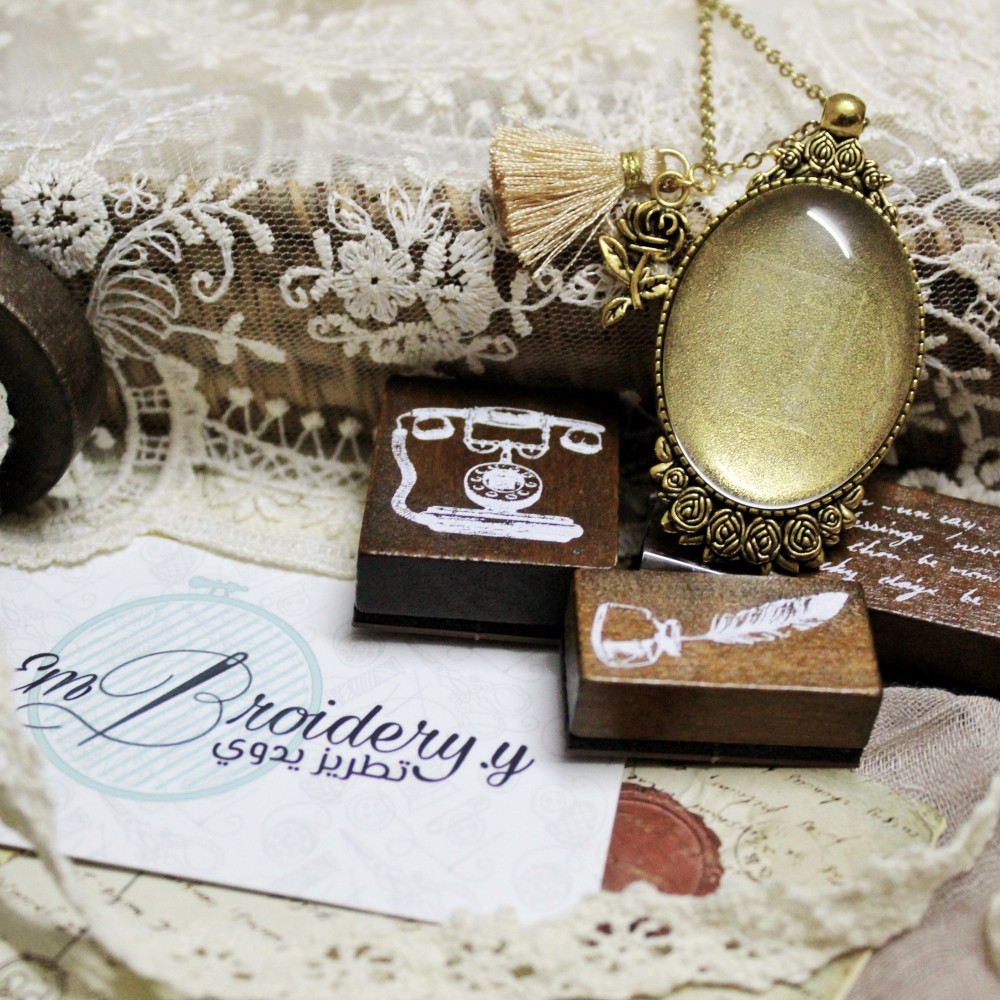 قلادة ذهبية بيضاوية