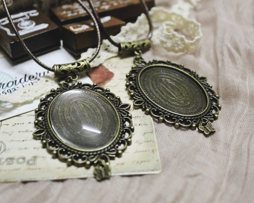 قلائد مع سلسال جلد