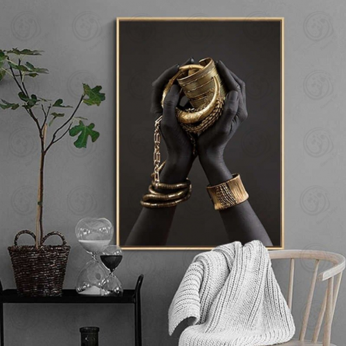 لوحة فنية يد امرأة سوداء باكسسوارات ذهب