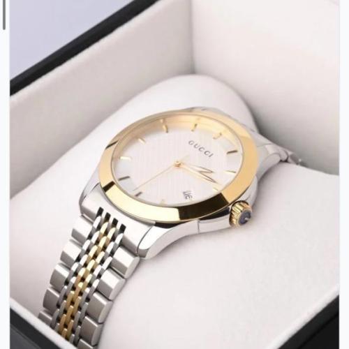 بكج ساعة قوتشي نسائي بمينا فضي G-Timeless بلونين س...