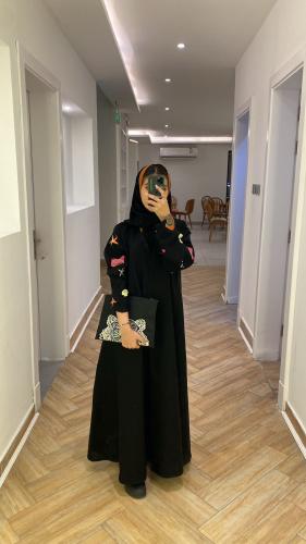 عبايه سوداء قماش كريب بأكمام مطرزه أصداف القصه حرف...