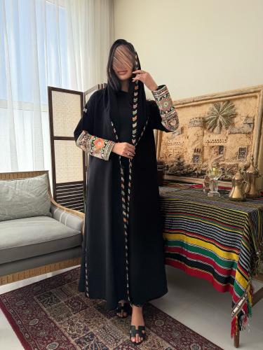عبايه سوداء بقماش كريب بأكمام من القماش الهندي مع...
