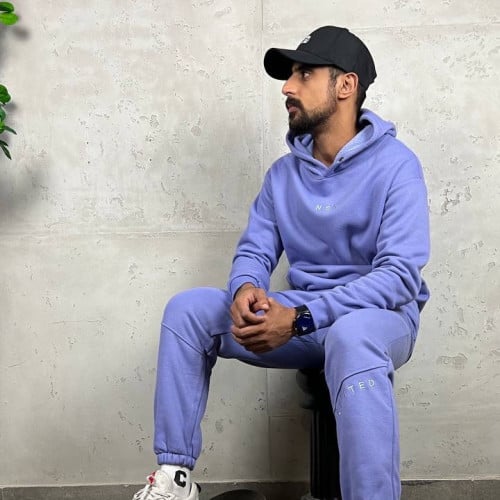 طقم هودي مزين بتطريز N9N موفي