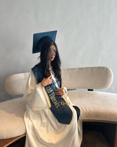 عبايات تخرج ابيض مع وشاح ازرق غامق