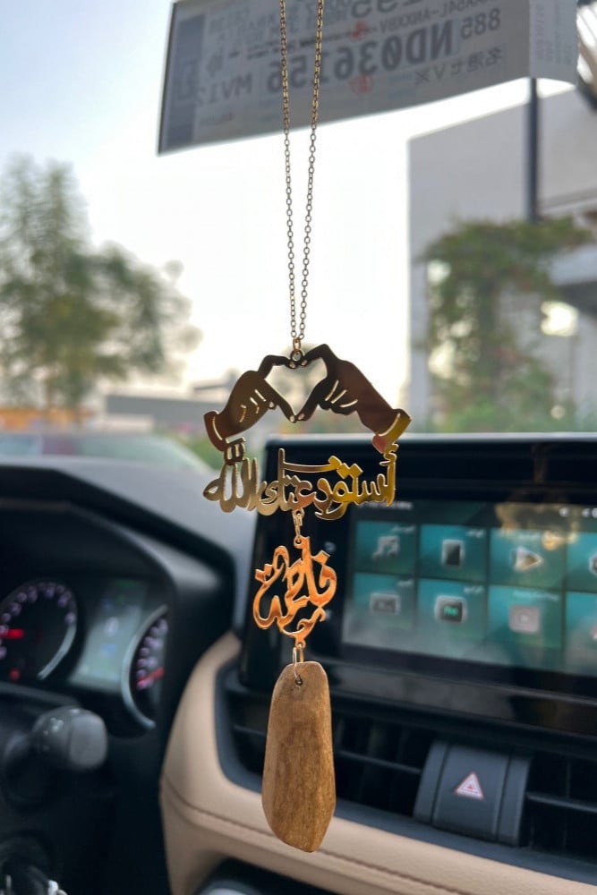 تعليقة كسرة العود بشكل قلب بيدين ترند-متجررؤية