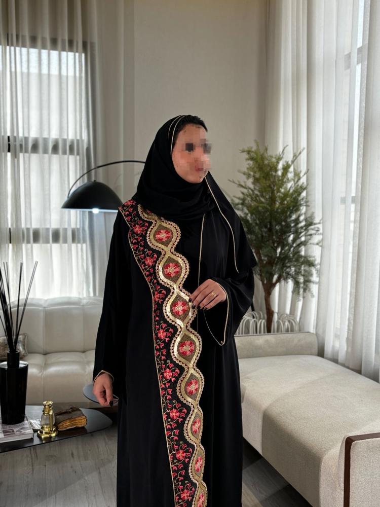 عباية خليجية سوداء راقية بتطريز ناعم من متجر هيا
