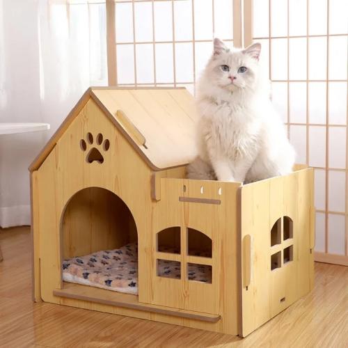 بيت خشبي مع لوحة خدش علوية - بيوت قطط