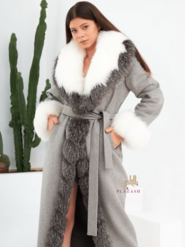 فروة فاخرة وأنيقة وفريدة بتصميمها من فرو الثعلب الطبيعي وقماش الكشمير من لورو بيانا