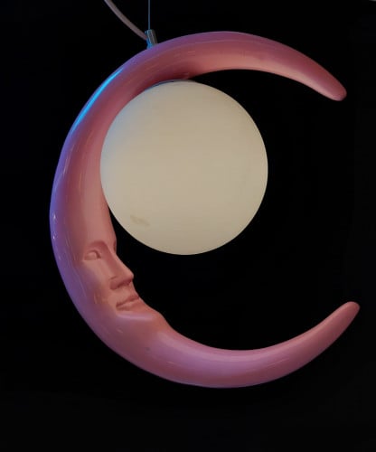 ثرياء علاقي بشكل هلال باللون الوردي