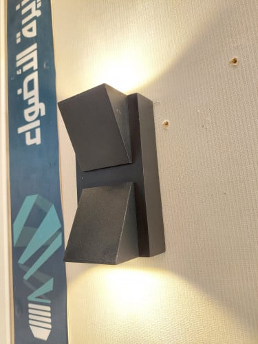 جداري خارجي اتجاهين اطار اسود نور اصفر LED