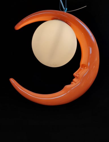 ثريا علاقي بشكل هلال باللون البرتقاالي