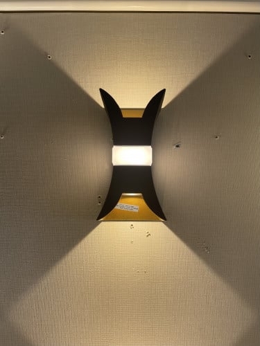 جداري خارجي 14 وات جرم اسود نور اصفر