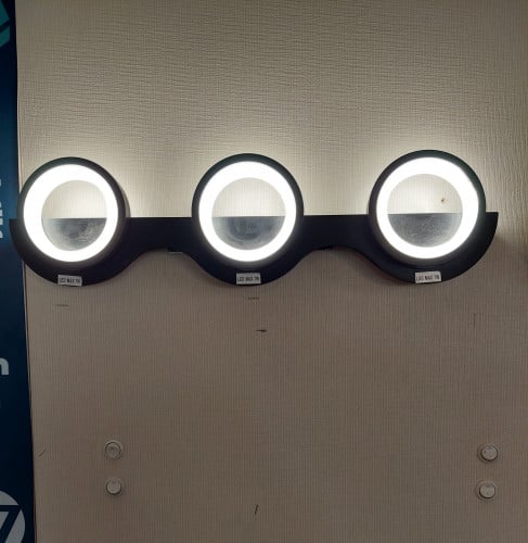 جداري داخلي ثلاثي جرم اسود 3اللوان