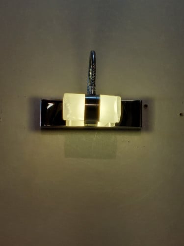 إنارة مغسلة مفردة بنور أصفر