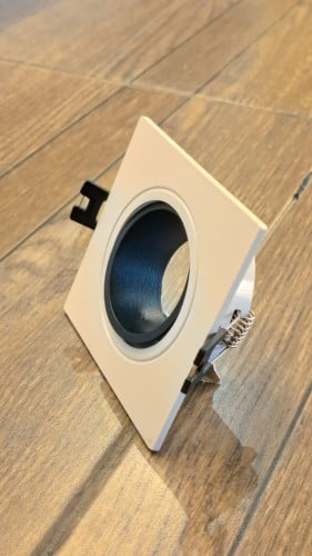 اسبوت مانع توهج 3 بوصه مربع مفرد اطار ابيض  بأسود