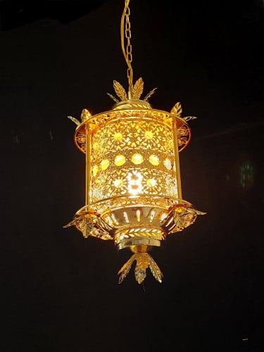 ثرياء علاقي مودل مغربي باللون الذهبي