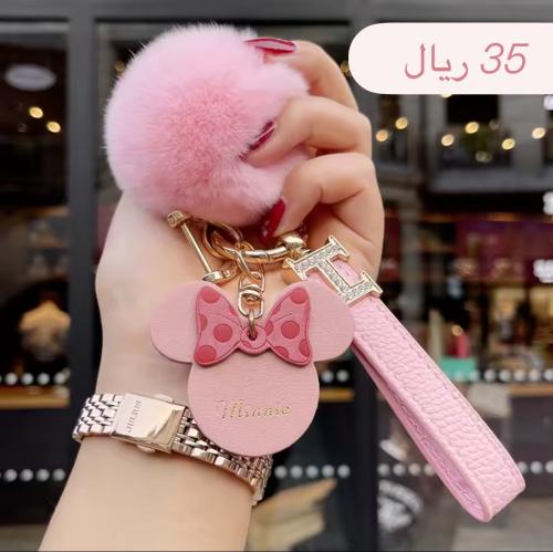 ميدالية مفاتيح تحتوي علي ثلاث قطع