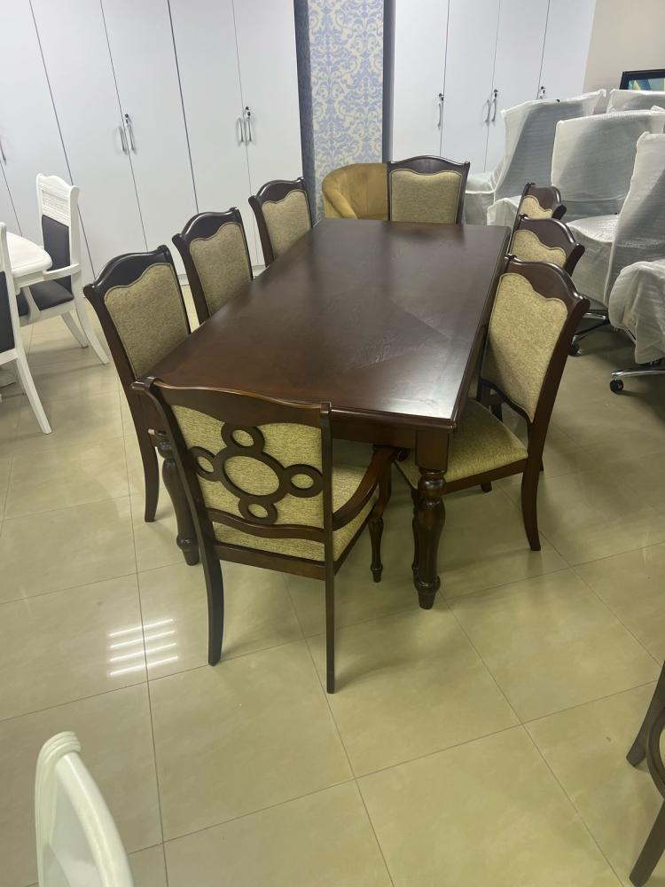 طاولة طعام كلاسيكي بـ 8 كراسي بتصميم مميز