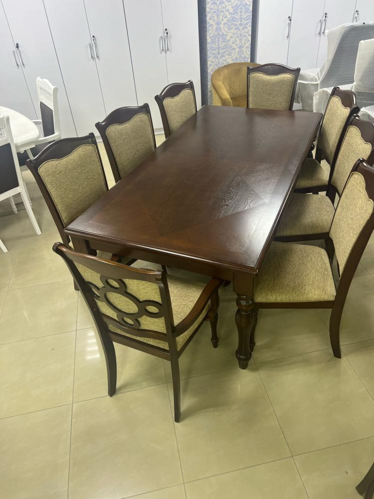 طاولة طعام كلاسيكي بـ 8 كراسي بتصميم مميز