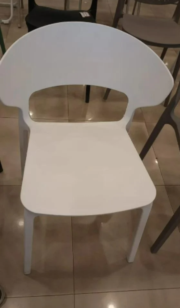 كرسي بلاستيك عصري