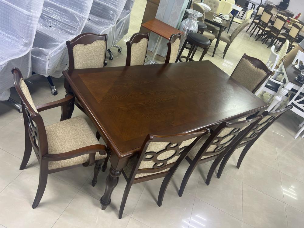 طاولة طعام كلاسيكي بـ 8 كراسي بتصميم مميز