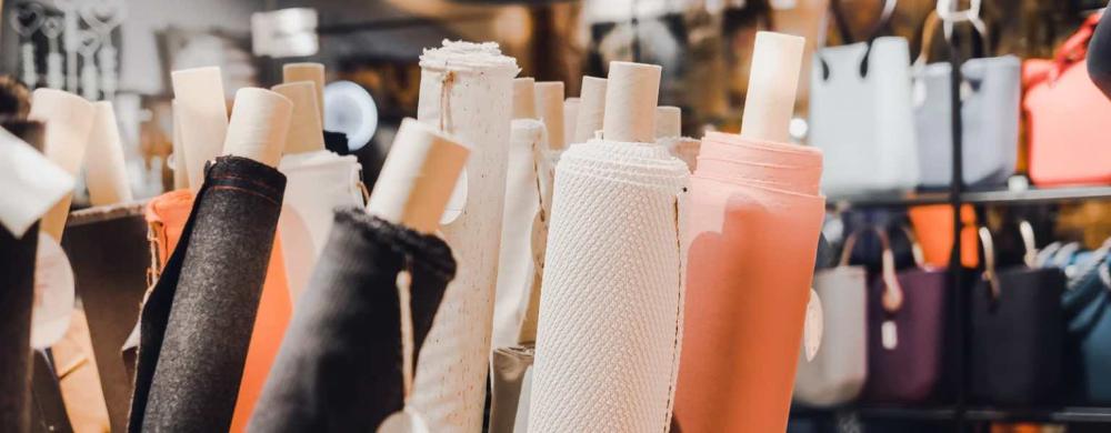 أنواع الخامات في تصميم الأزياء: كيف تختارين القماش الذي يعبّر عن فكرتك؟