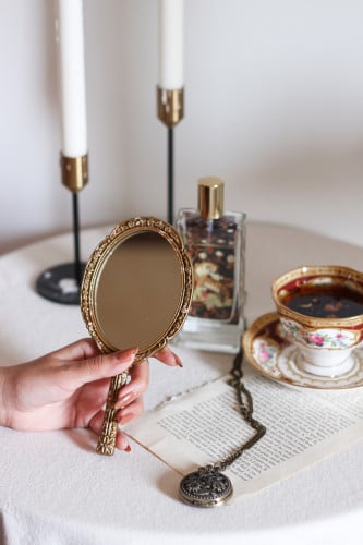 مرآة ذهبية بيضاوية