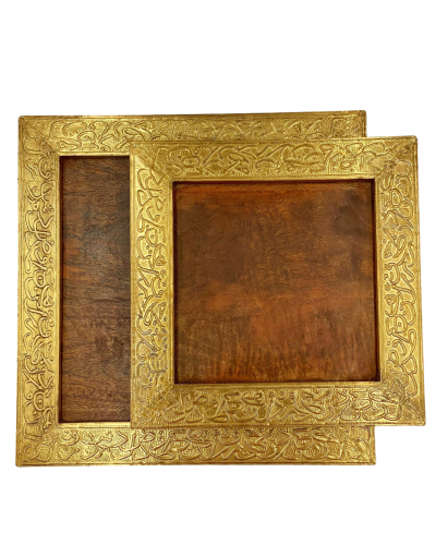 صواني تقديم يحتوي على النقوش مصنوعة من الخشب واللون البني