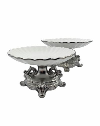 وعاء ابيض بقاعدة فضي