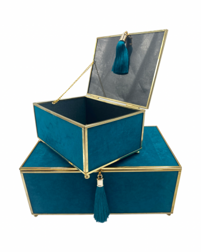 صندوق من الزجاج و الوبر بحواف معدن