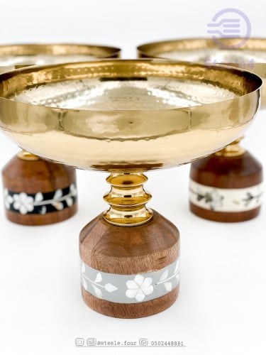 وعاء تقديم ذهبي بقاعدة خشب طبيعي ومجموعة من  الصدف