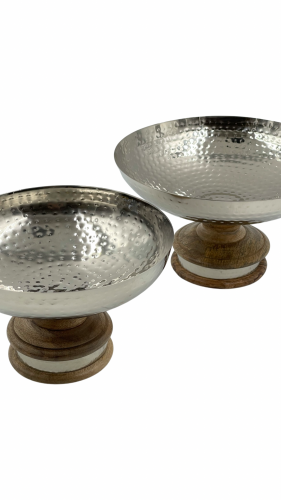 وعاء فضي استيل عميق بقاعدة خشبية مزينة بحزام نحاسي جميل